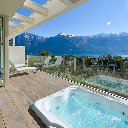 Deluxe Suite mit Seeblick-Terrasse und Whirlpool