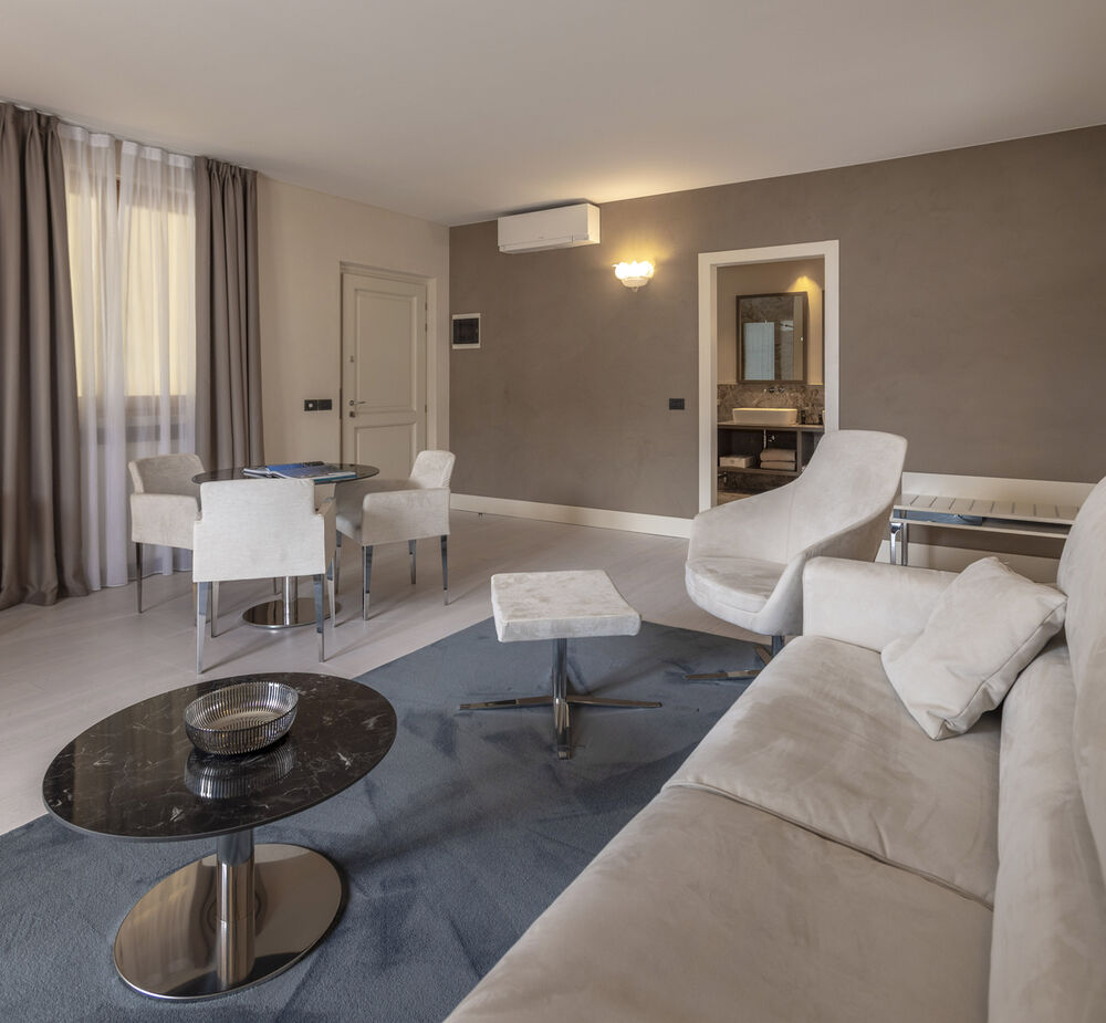 Suite con Vista Lago Parziale nella Suite House - Relax all’insegna della morbidezza
