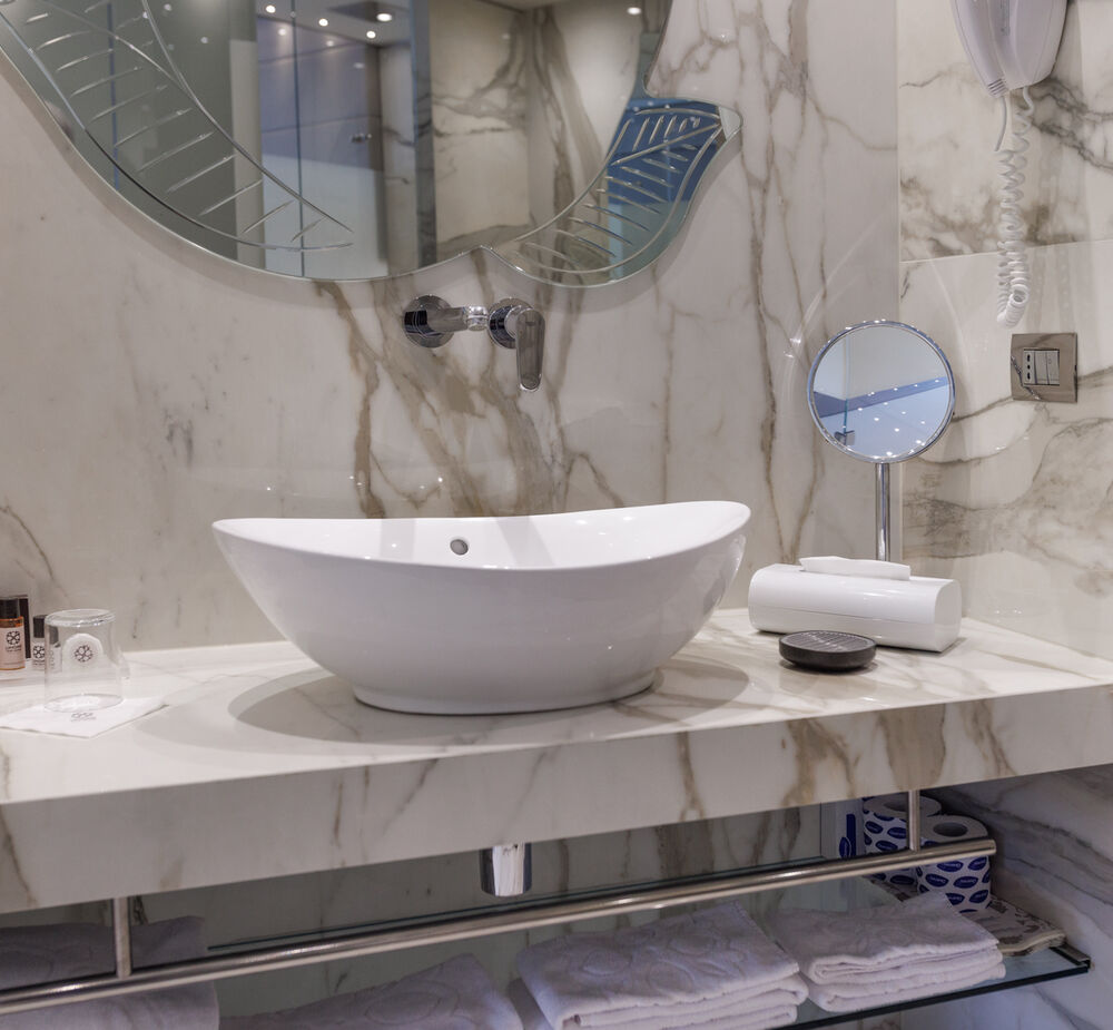 Junior Suite mit teilweisem Seeblick - Licht, Glas und moderne Eleganz