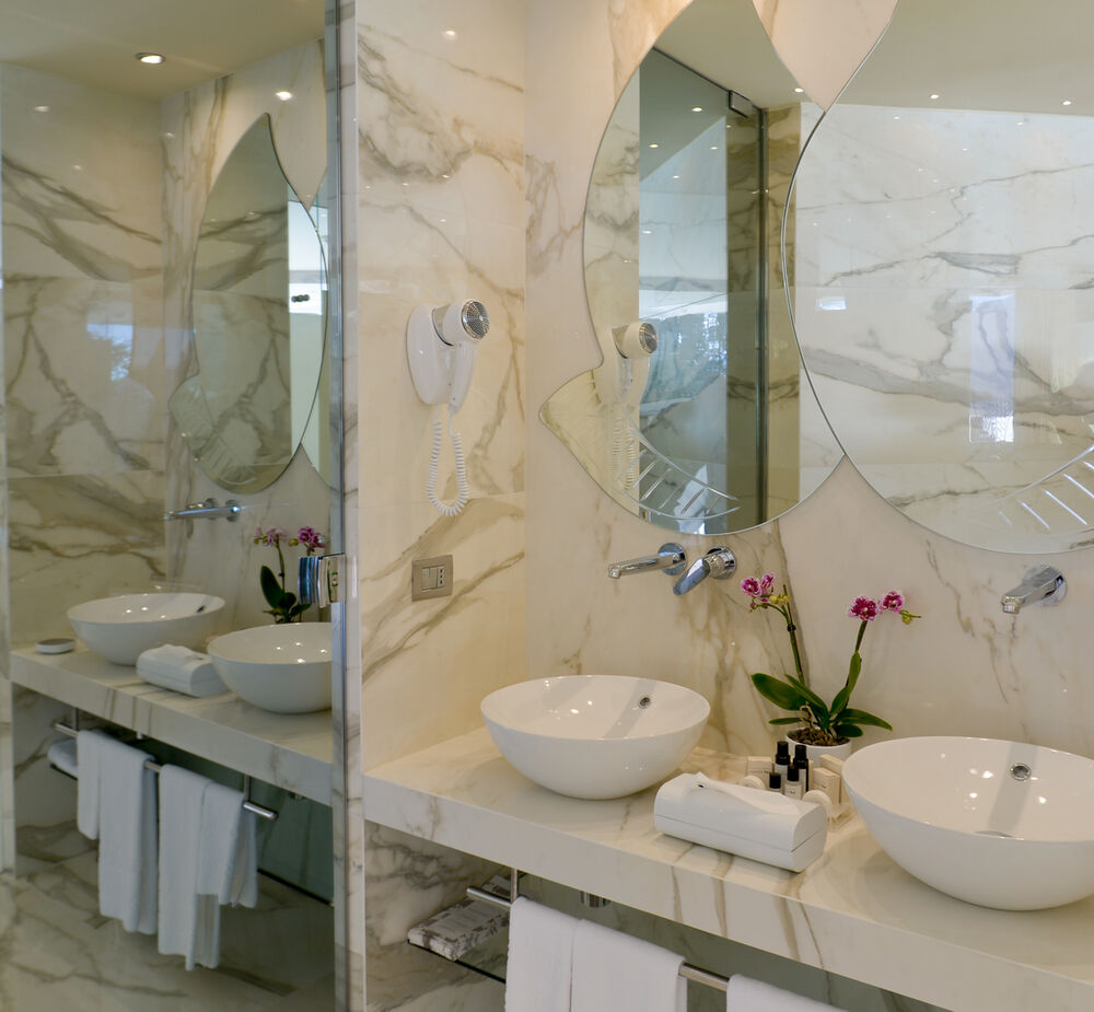 Deluxe Suite mit Seeblick-Terrasse und Whirlpool - Luxus trifft Leichtigkeit – mit Blick auf den Gardasee