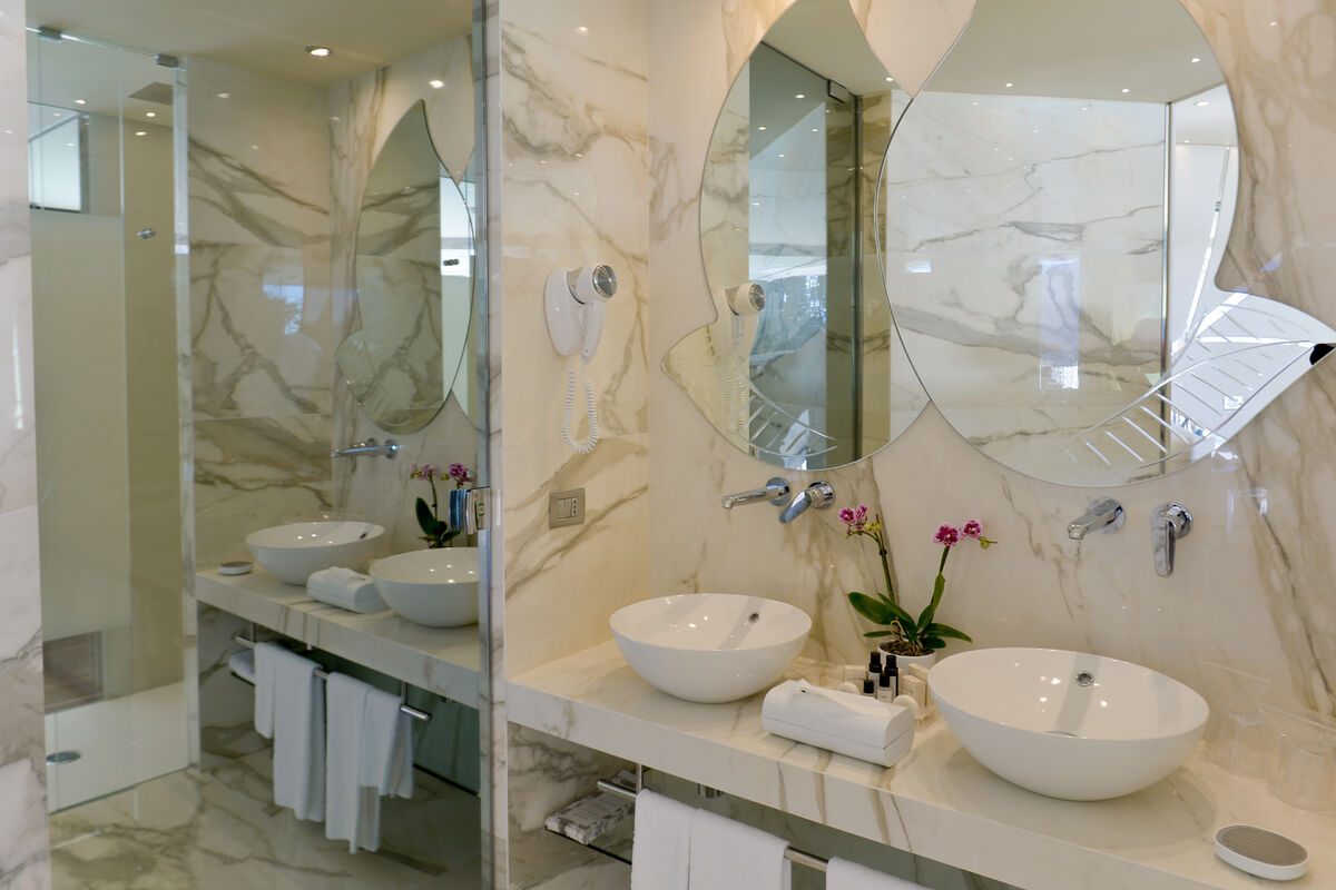 Deluxe Suite mit Seeblick-Terrasse und Whirlpool - Luxus trifft Leichtigkeit – mit Blick auf den Gardasee