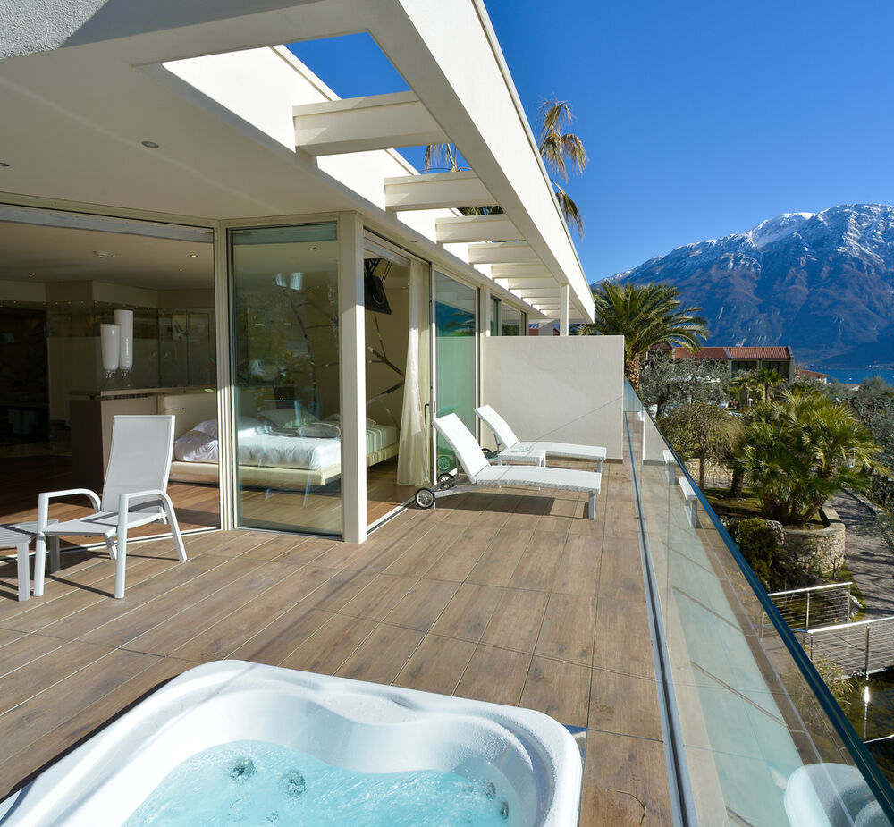 Deluxe Suite mit Seeblick-Terrasse und Whirlpool - Luxus trifft Leichtigkeit – mit Blick auf den Gardasee