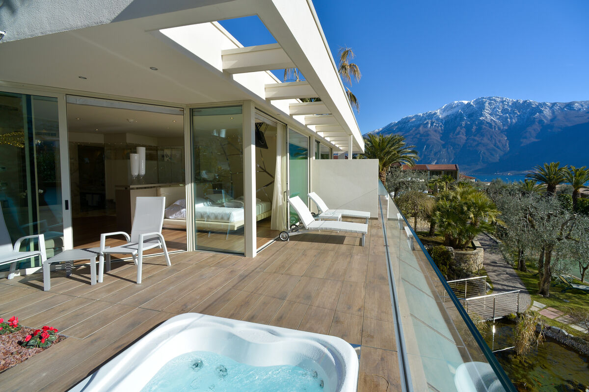 Deluxe Suite mit Seeblick-Terrasse und Whirlpool - Luxus trifft Leichtigkeit – mit Blick auf den Gardasee