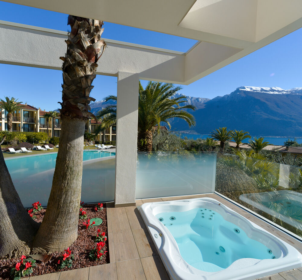 Deluxe Suite mit Seeblick-Terrasse und Whirlpool - Luxus trifft Leichtigkeit – mit Blick auf den Gardasee