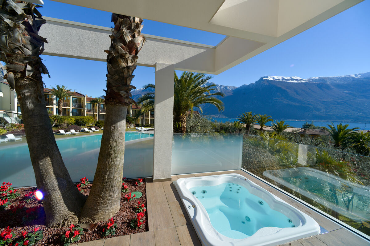 Deluxe Suite mit Seeblick-Terrasse und Whirlpool - Luxus trifft Leichtigkeit – mit Blick auf den Gardasee