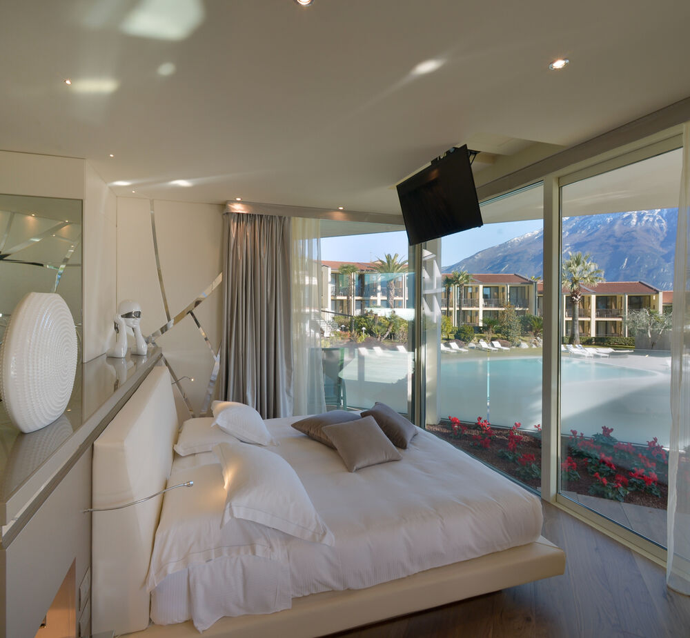Deluxe Suite mit Seeblick-Terrasse und Whirlpool - Luxus trifft Leichtigkeit – mit Blick auf den Gardasee