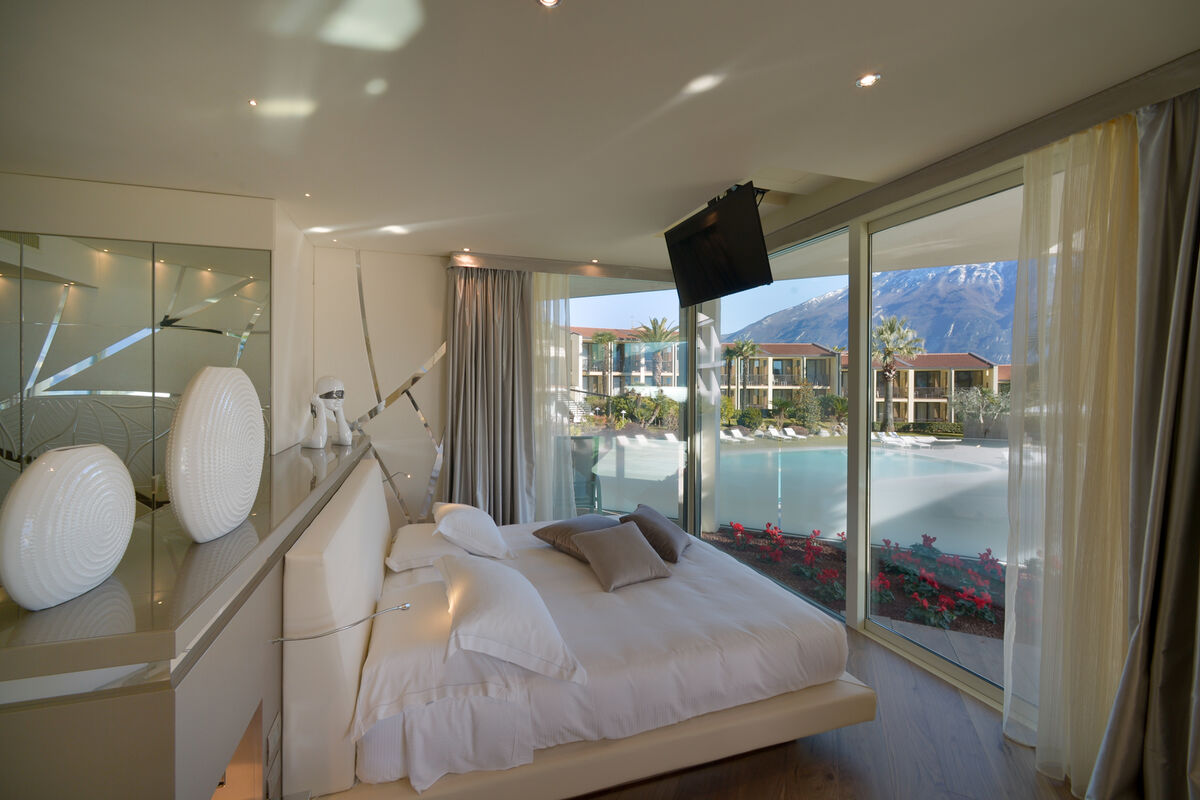 Deluxe Suite mit Seeblick-Terrasse und Whirlpool - Luxus trifft Leichtigkeit – mit Blick auf den Gardasee