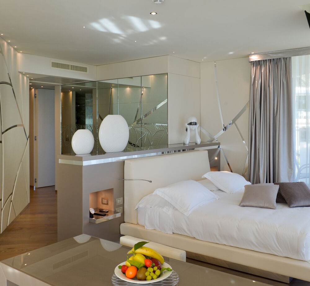 Deluxe Suite mit Seeblick-Terrasse und Whirlpool - Luxus trifft Leichtigkeit – mit Blick auf den Gardasee