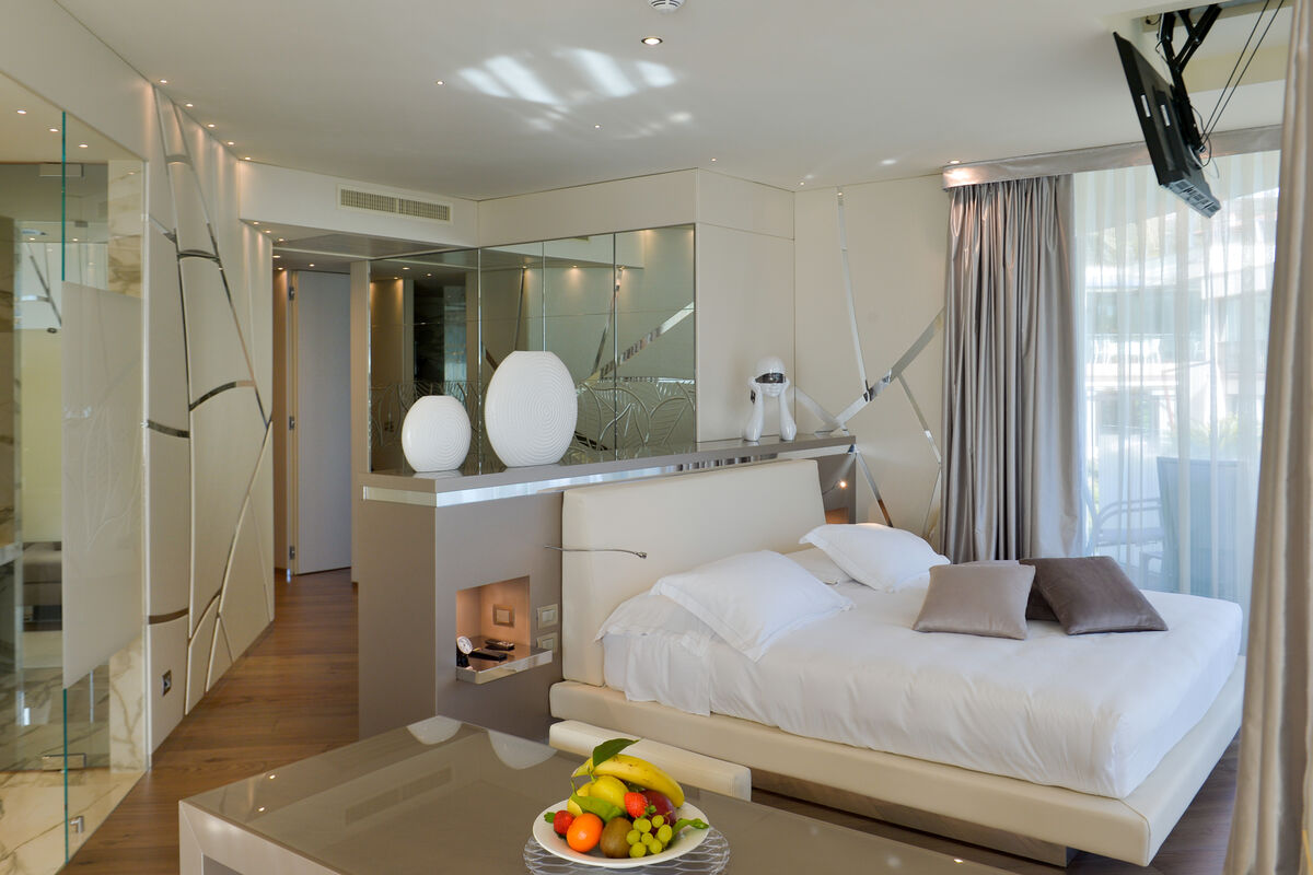 Deluxe Suite mit Seeblick-Terrasse und Whirlpool - Luxus trifft Leichtigkeit – mit Blick auf den Gardasee
