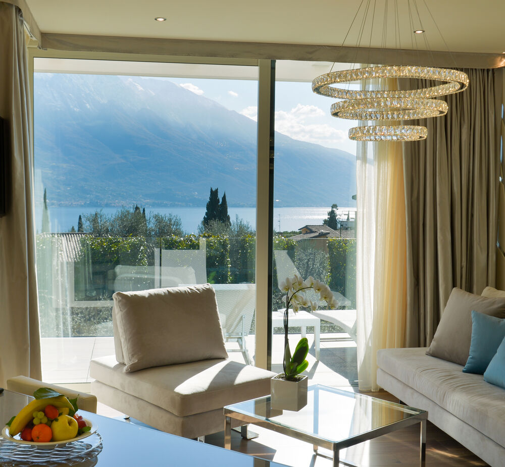 Deluxe Suite mit Seeblick-Terrasse und Whirlpool - Luxus trifft Leichtigkeit – mit Blick auf den Gardasee