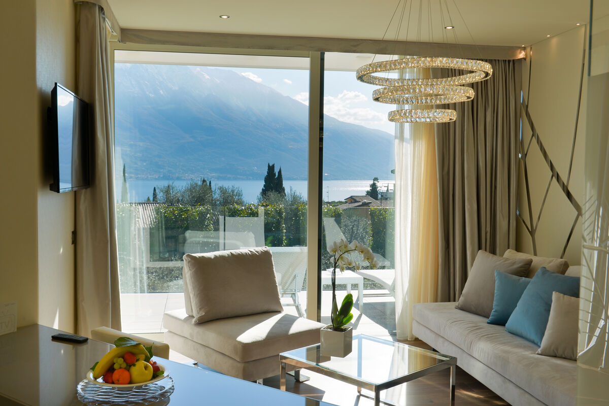 Deluxe Suite mit Seeblick-Terrasse und Whirlpool - Luxus trifft Leichtigkeit – mit Blick auf den Gardasee