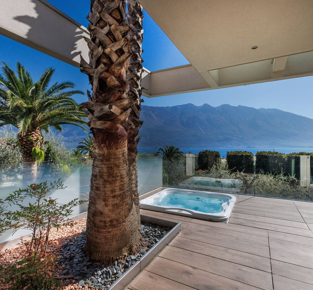 Deluxe Suite mit Seeblick-Terrasse und Whirlpool - Luxus trifft Leichtigkeit – mit Blick auf den Gardasee
