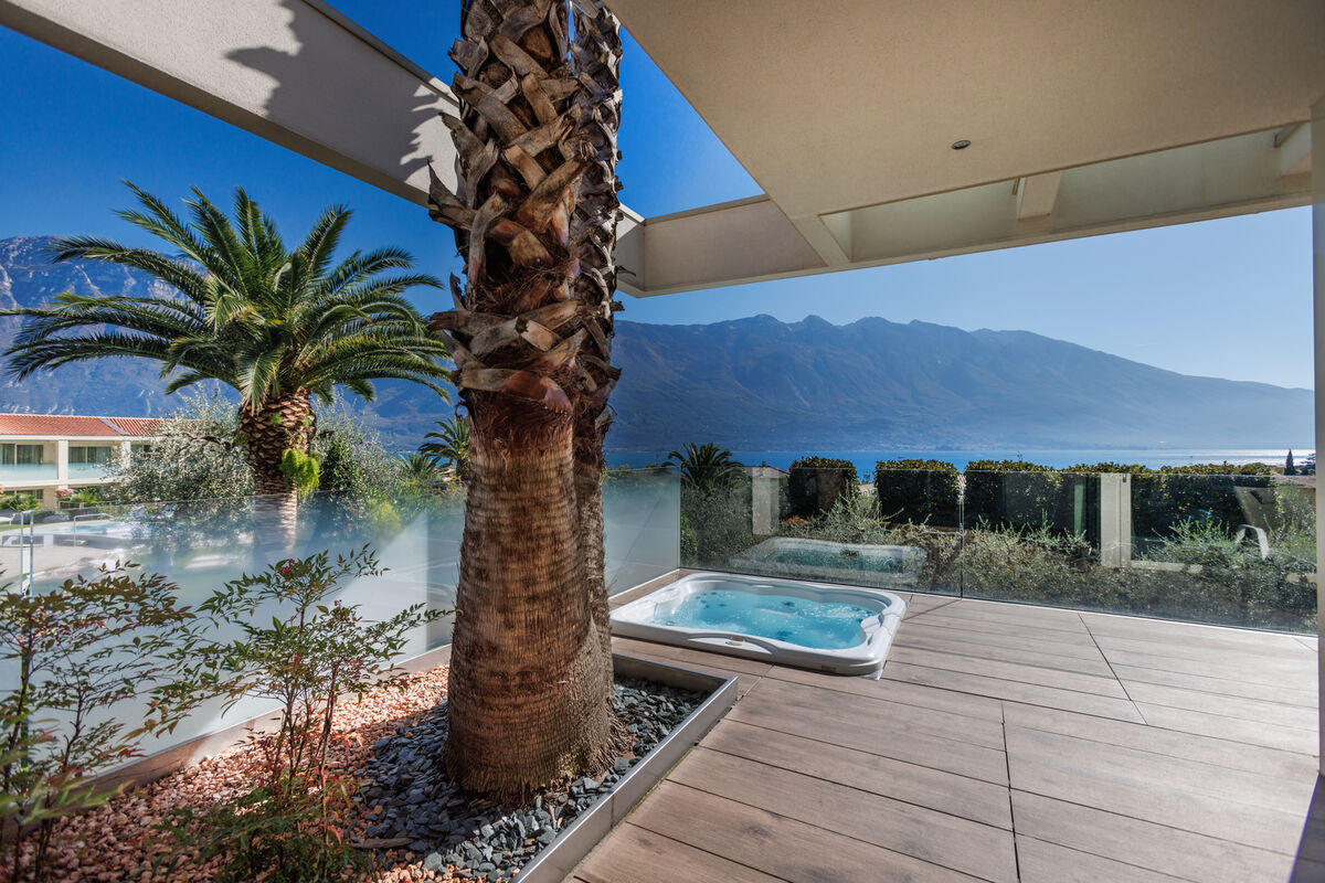 Deluxe Suite mit Seeblick-Terrasse und Whirlpool - Luxus trifft Leichtigkeit – mit Blick auf den Gardasee