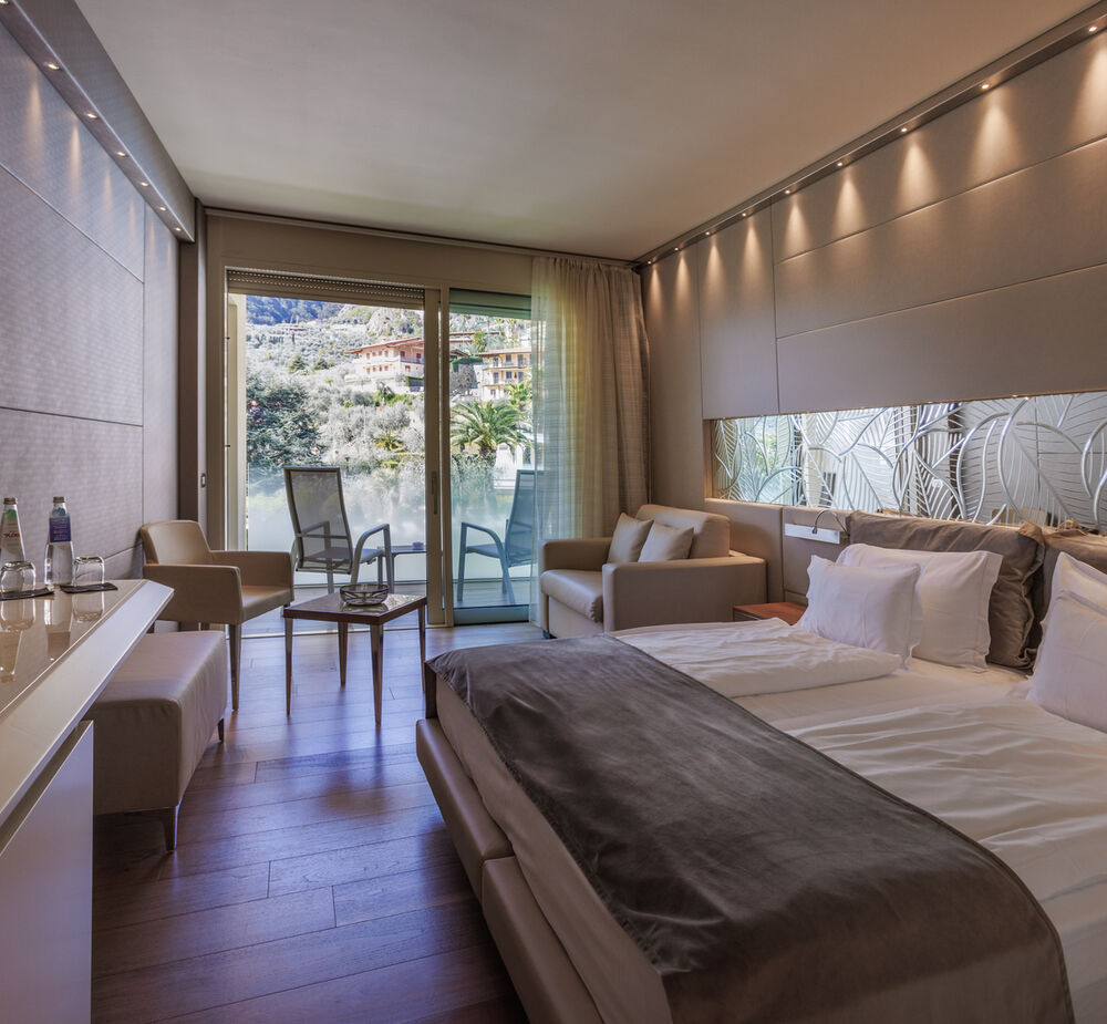 Prestige Doppelzimmer mit teilweisem Seeblick - Blick auf See und Berge
