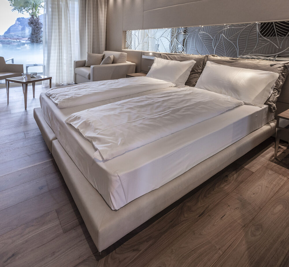Prestige Doppelzimmer mit teilweisem Seeblick - Blick auf See und Berge